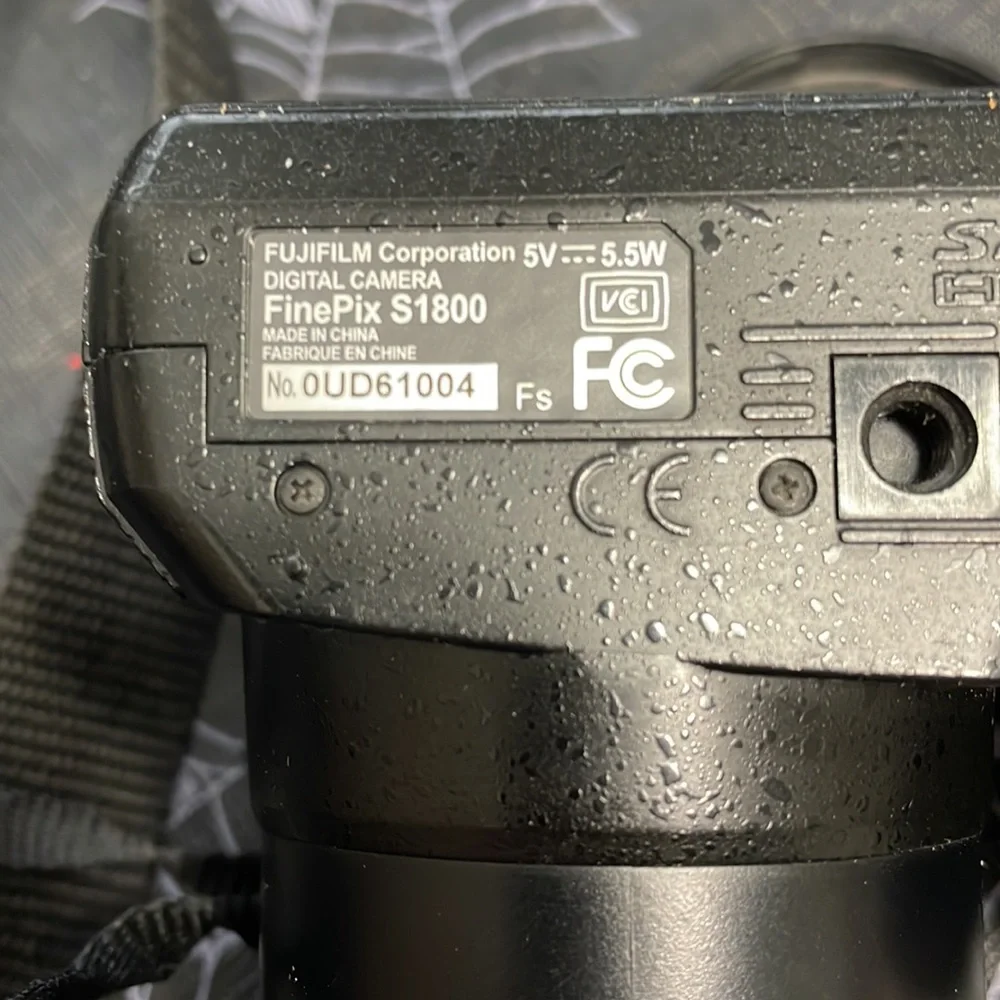 Fujifilm Finepix S1800 Camera